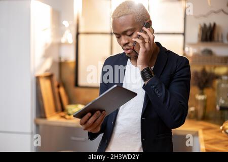 Schwarzer Mann, der etwas auf dem Smartphone beobachtet Stockfoto