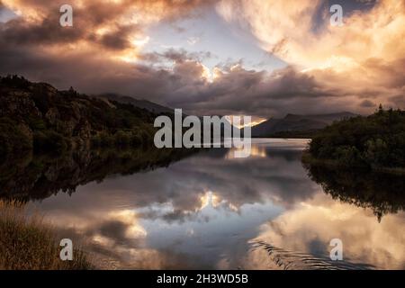 Sonnenaufgang auf Llyn Padarn in Llanberis, Snowdonia National Park, Wales, Großbritannien Stockfoto