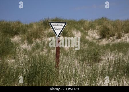 Dünenlandschaft mit einem Schild für den Dünenschutz und der Bitte, nicht in sie einzudringen, Helgoland, Deutschland Stockfoto