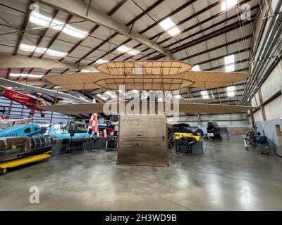 Eine Nachbildung des ersten Flugzeugs - der Wright Flyer im Pima Air and Space Museum in Tucson AZ Stockfoto