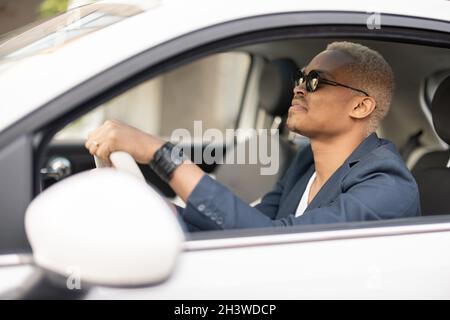 Lateinischer Geschäftsmann fährt sein Auto Stockfoto