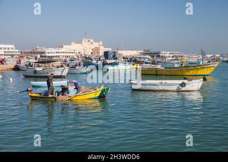 Alexandria, Ägypten - 14. Dezember 2018: Fischer sitzen in einem Boot im alten Fischerhafen von Alexandria Stockfoto