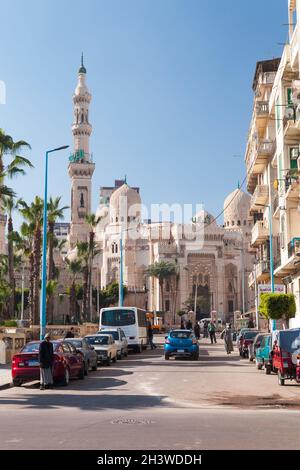 Alexandria, Ägypten - 14. Dezember 2018: Straßenansicht von Alexandria mit einfachen Menschen und Autos in der Nähe der Abu al-Abbas al-Mursi Moschee Stockfoto