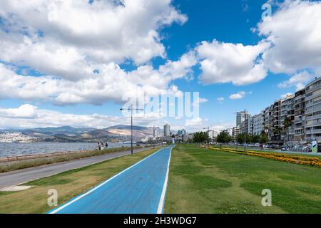 Izmir Uferpromenade in der Konak-Gegend der türkischen Stadt Izmir ist die berühmte Promenade bei Einheimischen und Touristen beliebt. Stockfoto