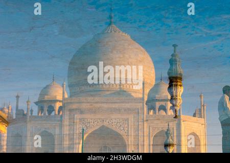 Das Taj Mahal spiegelt sich im Pool des Gartens wider Stockfoto