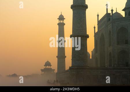 Taj Mahal bei Sonnenaufgang an einem Januartag Stockfoto