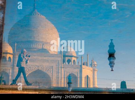 Taj Mahal und ein Fotograf reflektierten sich im Pool des Gartens Stockfoto