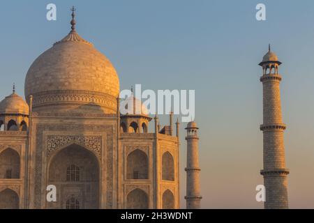 Die faÃ§de des Taj Mahal wird von der Sonne beleuchtet, die auf der rechten Seite aufgeht Stockfoto