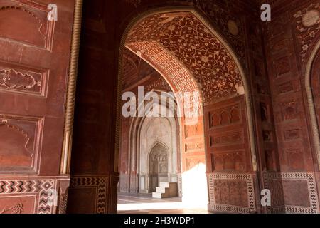 Eingang in der Moschee westlich des Mausoleums im Taj Mahal Komplex Stockfoto