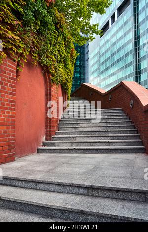 Steintreppe und ein Fragment der Fassade eines modernen Bürogebäudes in Posen Stockfoto