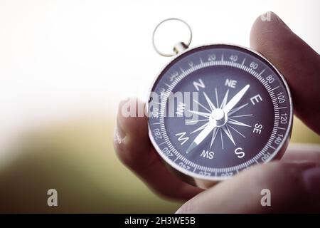 Kompass in der Hand halten, Abenteuer im Freien Stockfoto