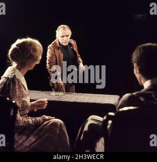 Rumänischer Theater- und Filmregisseur Liviu Ciulei auf der Bühne des Bulandra-Theaters (Teatrul Municipal) in Bukarest, ca. 1976 Stockfoto