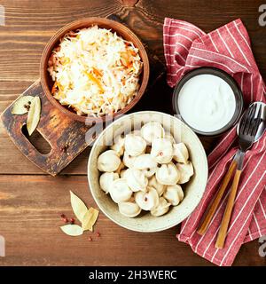 Knödel gefüllt mit Fleisch, Pelmeni, Ravioli, Knödel. Stockfoto