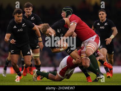 Der Neuseeländer Jordie Barrett (Mitte) wird während des Spiels der Autumn Nations Series im Fürstentum Stadium, Cardiff, von Wales' Ryan Elias (links) und Wales' Adam Beard (rechts) angegangen. Bilddatum: Samstag, 30. Oktober 2021. Stockfoto