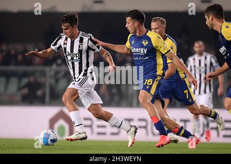 Verona, Italien. Oktober 2021. Paulo Dybala vom FC Juventus und Nicolo Casale von Hellas Verona kämpfen während des Fußballspiels der Serie A 2021/2022 zwischen Hellas Verona und Juventus FC im Stadion Marcantonio Bentegodi in Verona (Italien) am 30. Oktober 2021 um den Ball. Foto Federico Tardito/Insidefoto Kredit: Insidefoto srl/Alamy Live News Stockfoto