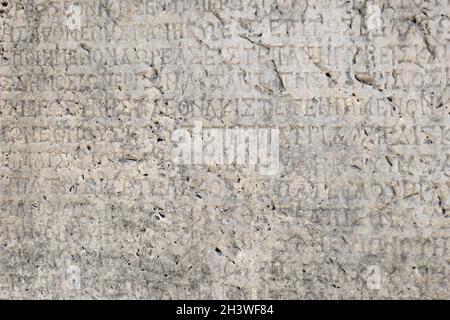 Altgriechische Inschriften auf Stein in der archäologischen Ruine in der antiken archäologischen Stätte - Design, Hintergrund, Textur, kreative Nutzung Stockfoto