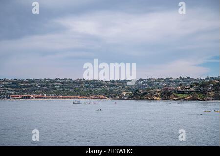 La Jolla, Kalifornien, USA - 3. Oktober 2021: Breiter Blick vom Point La Jolla auf den rot überdachten Strand und den Tennisclub entlang des Wassers mit grünem Wohngürtel Stockfoto