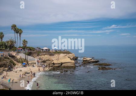 La Jolla, Kalifornien, USA - 3. Oktober 2021: Blick auf Point La Jolly über beigefarbenen Felsklippen über dem Cove-Strand unter blauer Wolkenlandschaft. Zusätzliche Kleidungsstücke Stockfoto