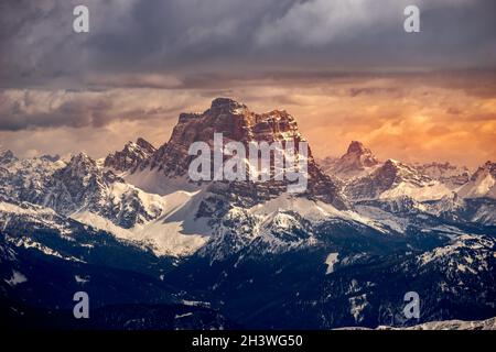 Blick vom Sass Pordoi im oberen Teil des Val di Fassa in Richtung Marmolada Stockfoto