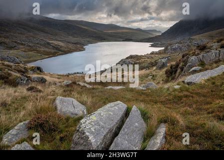 Epische Herbstlandschaft entlang des Ogwen-Tals mit Llyn Ogwen und Tryfan unter launischem Abendhimmel mit Kopierraum Stockfoto