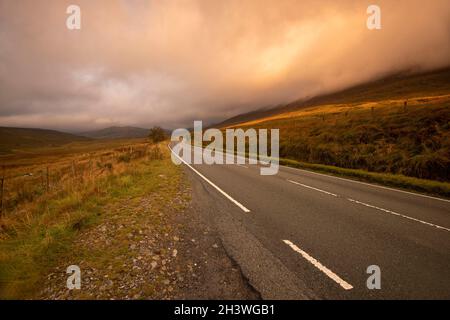 Sonnenaufgang auf der A4086 zwischen Capel Curig und Pen-y-Pass im Snowdonia National Park, Wales, Großbritannien Stockfoto