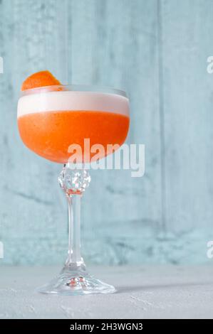 Ein Glas Rubincocktail garniert mit Grapefruitschale Stockfoto