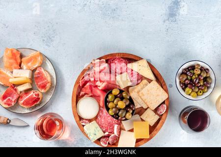 Italienische Antipasti, aufgenommen von oben mit Kopierraum Stockfoto