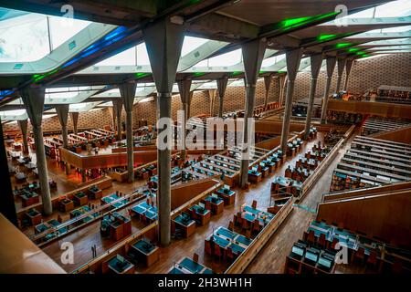 Das Innere der schönen Bibliothek in Alexandria, Ägypten Stockfoto