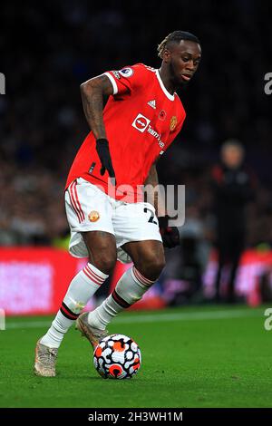 London, Großbritannien. Oktober 2021. Aaron Wan-Bissaka von Manchester United in Aktion während des Spiels. Premier League Spiel, Tottenham Hotspur gegen Manchester Utd im Tottenham Hotspur Stadium in London am Samstag, den 30. Oktober 2021. Dieses Bild darf nur für redaktionelle Zwecke verwendet werden. Nur zur redaktionellen Verwendung, Lizenz für kommerzielle Nutzung erforderlich. Keine Verwendung bei Wetten, Spielen oder Veröffentlichungen in einem Club/einer Liga/einem Spieler. PIC von Steffan Bowen/Andrew Orchard Sports Photography/Alamy Live News Credit: Andrew Orchard Sports Photography/Alamy Live News Stockfoto