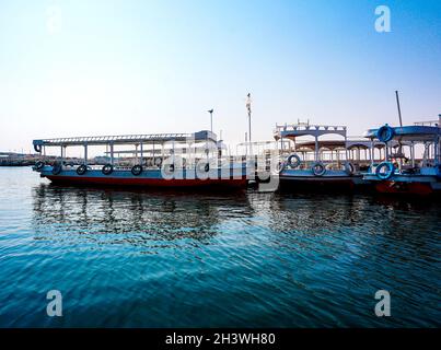 Das saubere Rote Meer Ägyptens und die vielen Boote ankerten im Hafen Stockfoto