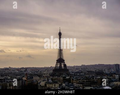 Landschaft der Stadt Paris mit dem Eiffelturm im Hintergrund Stockfoto