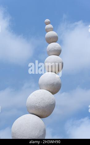Skulptur aus runden Steinen in perfekter Balance positioniert. Zypern, Ayia Napa - Sculpture Park, 2021 Stockfoto