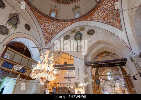 Konya, Türkei - Oktober 2021: Mevlana Museum, bekannt als das Grüne Mausoleum, Architektur in Konya, Türkei. Es ist das Mausoleum von Rumi, einem persischen Sufi Stockfoto