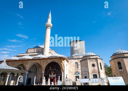 Konya, Türkei - Oktober 2021: Mevlana Museum, bekannt als das Grüne Mausoleum, Architektur in Konya, Türkei. Es ist das Mausoleum von Rumi, einem persischen Sufi Stockfoto