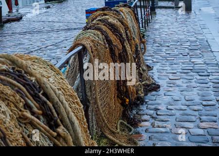 Fischernetze, die bereit sind, auf das Boot gesetzt zu werden und zu fischen Stockfoto