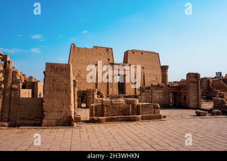 Der Tempel von Edfu wurde für den Falken-gott namens Horus erbaut. Dies ist einer der zweitgrößten ägyptischen Tempel nach Karnak und gilt auch als Stockfoto