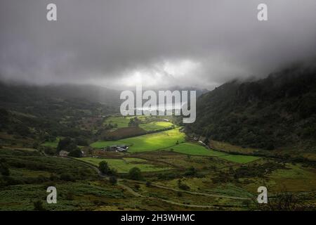 Dramatic Light in Nant Gwynant, Snowdonia National Park, Wales, Großbritannien Stockfoto