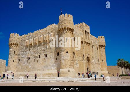 Qaitbay Zitadelle - mittelalterliche Festung am Mittelmeer an der Küste von Alexandria, Ägypten. Stockfoto