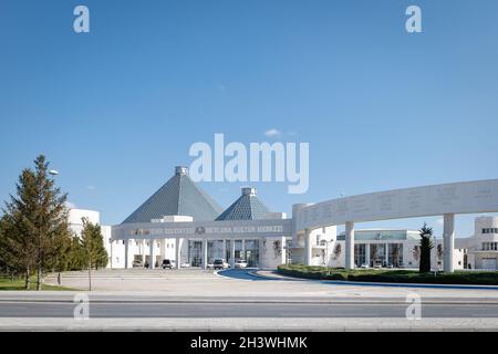 Konya, Türkei - Oktober 2021: Architektur des Kulturzentrums Mevlana. Mevlana Kulturzentrum in Konya, Türkei Stockfoto