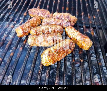 Rumänische Grillgerichte. Mititei, oder Mici, wie sie oft bekannt sind, sind der Grundstein der rumänischen Outdoor-Küche Stockfoto