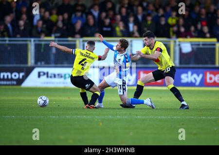 EnviroVent Stadium, Harrogate, England - 30. Oktober 2021 Sam Nicholson (11) von Bristol Rovers wird von Josh Falkingham (4) und Connor Hall (20) von Harrogate - während des Spiels Harrogate gegen Bristol Rovers, EFL League 2, 2021/22, im EnviroVent Stadium, Harrogate, England - 30. Oktober 2021 Quelle: Arthur Haigh/WhiteRoseFotos/Alamy Live News Stockfoto