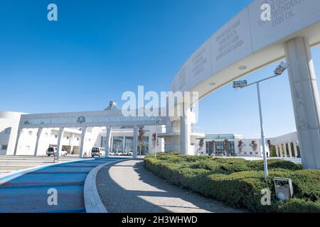 Konya, Türkei - Oktober 2021: Architektur des Kulturzentrums Mevlana. Mevlana Kulturzentrum in Konya, Türkei Stockfoto