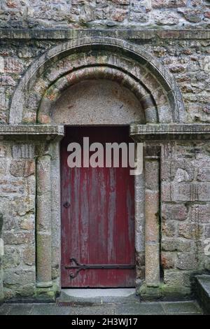 Eingang von einem Schloss mit einer schönen Kuppel und einer alten Holztür Stockfoto