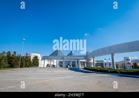 Konya, Türkei - Oktober 2021: Architektur des Kulturzentrums Mevlana. Mevlana Kulturzentrum in Konya, Türkei Stockfoto