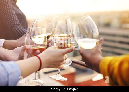 Crop Freunde klirrende Gläser Wein Stockfoto