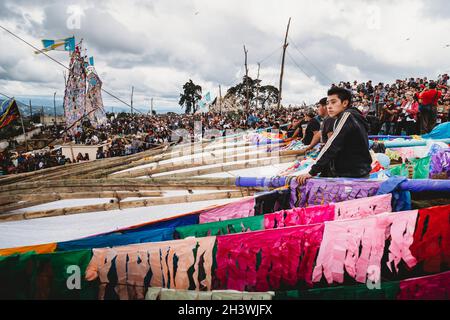 Gigantisches Drachenfest auf einem Friedhof - berühmter, traditioneller Tag der Totenfeier in Santiago, Guatemala. Stockfoto