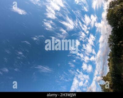 Cirrus Wolken bilden sich hoch in blauem Himmel in der Grafschaft Donegal - Irland. Stockfoto