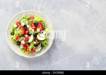 Griechischer Salat. Ein Foto von einem Teller mit frischem Salat mit Salat, Feta usw. Stockfoto