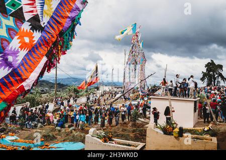 Gigantisches Drachenfest auf einem Friedhof - berühmter, traditioneller Tag der Totenfeier in Santiago, Guatemala. Stockfoto