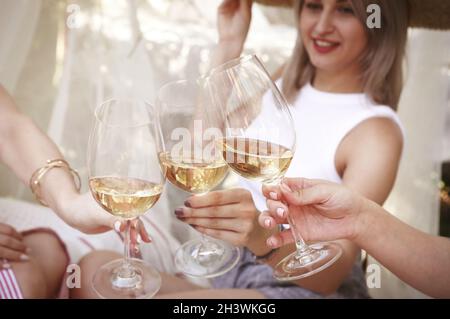 Crop Frauen trinken Wein während des Picknicks Stockfoto